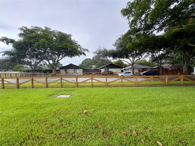 3658 E Bell Dr 90, Davie, FL 33328