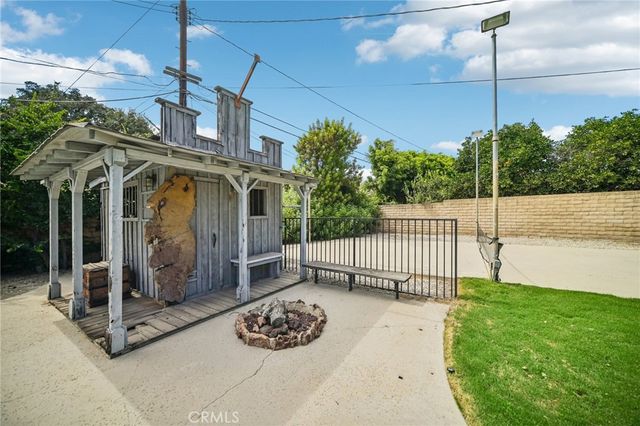 9509 Jellico Avenue, Northridge, CA 91325