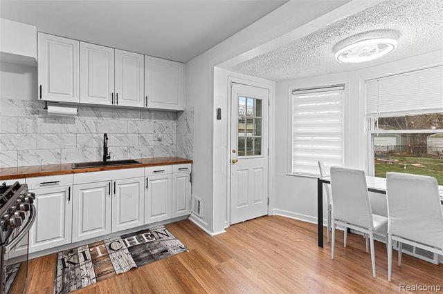 25529 Stanford Street, Dearborn Heights, MI 48125