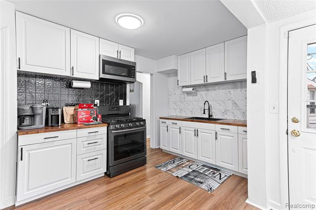25529 Stanford Street, Dearborn Heights, MI 48125