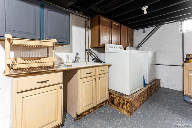 25529 Stanford Street, Dearborn Heights, MI 48125