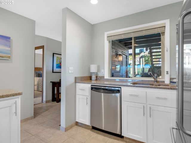 753 N BREAKERS POINT Dr 753, Cannon Beach, OR 97110