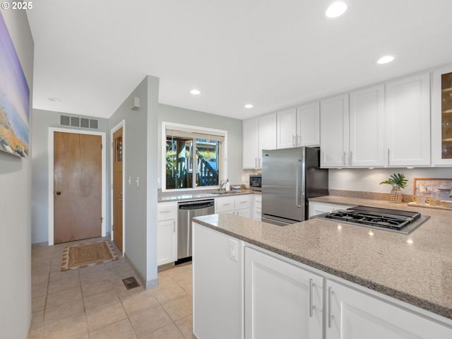 753 N BREAKERS POINT Dr 753, Cannon Beach, OR 97110