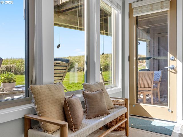 753 N BREAKERS POINT Dr 753, Cannon Beach, OR 97110