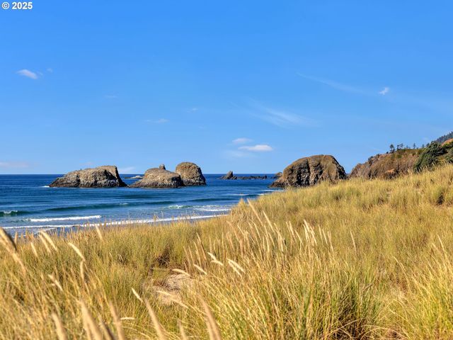 753 N BREAKERS POINT Dr 753, Cannon Beach, OR 97110