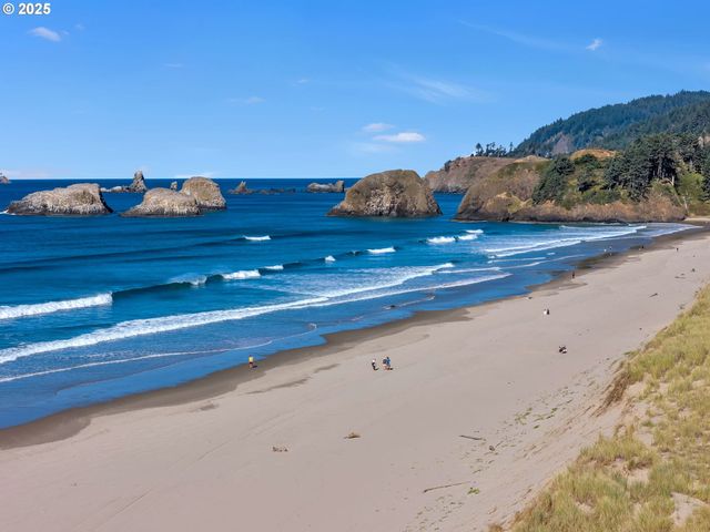 753 N BREAKERS POINT Dr 753, Cannon Beach, OR 97110
