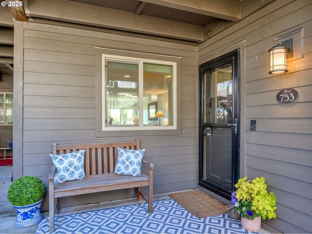 753 N BREAKERS POINT Dr 753, Cannon Beach, OR 97110