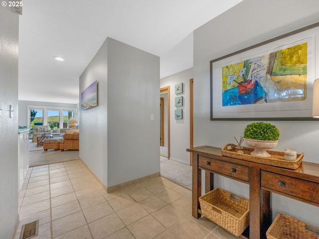 753 N BREAKERS POINT Dr 753, Cannon Beach, OR 97110