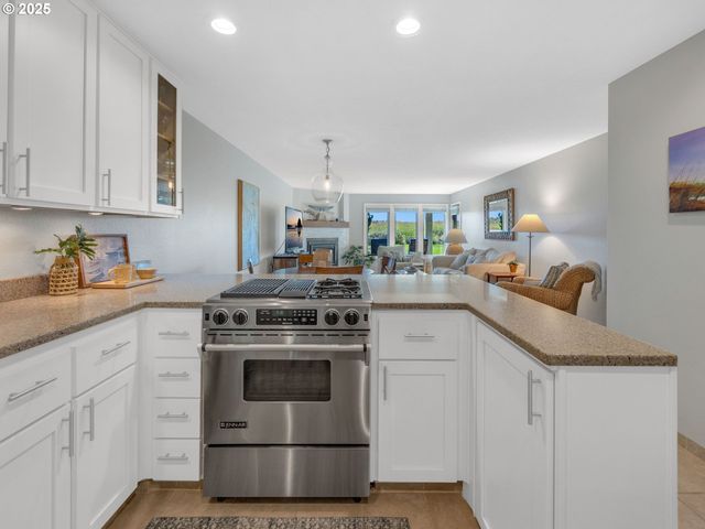 753 N BREAKERS POINT Dr 753, Cannon Beach, OR 97110