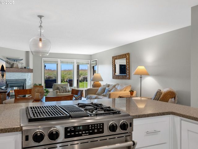 753 N BREAKERS POINT Dr 753, Cannon Beach, OR 97110