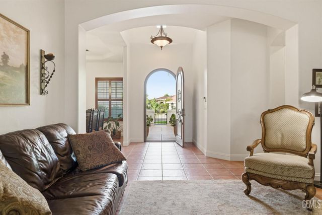 2205 Raleigh Court, Bakersfield, CA 93311