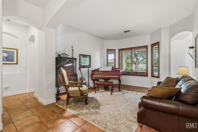 2205 Raleigh Court, Bakersfield, CA 93311