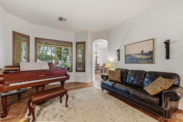 2205 Raleigh Court, Bakersfield, CA 93311