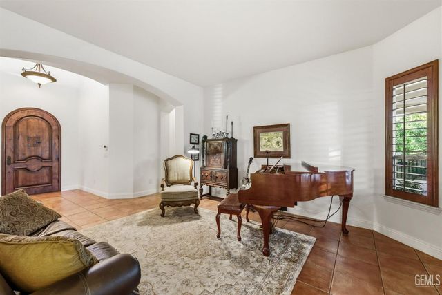 2205 Raleigh Court, Bakersfield, CA 93311