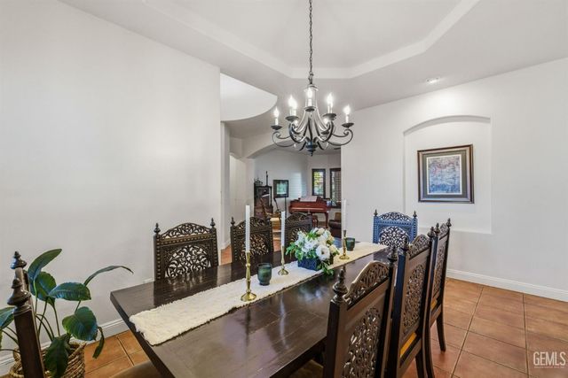 2205 Raleigh Court, Bakersfield, CA 93311