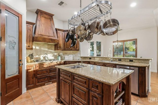 2205 Raleigh Court, Bakersfield, CA 93311