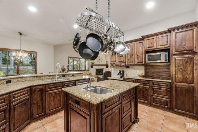 2205 Raleigh Court, Bakersfield, CA 93311