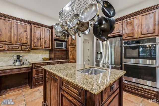 2205 Raleigh Court, Bakersfield, CA 93311