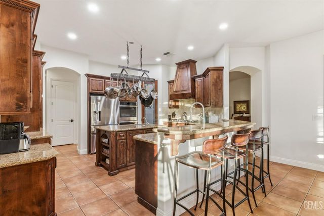 2205 Raleigh Court, Bakersfield, CA 93311