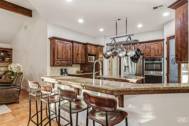 2205 Raleigh Court, Bakersfield, CA 93311