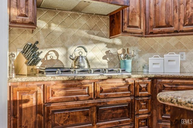 2205 Raleigh Court, Bakersfield, CA 93311