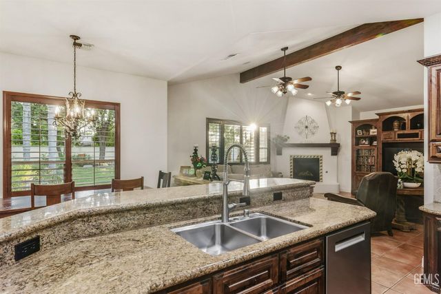 2205 Raleigh Court, Bakersfield, CA 93311