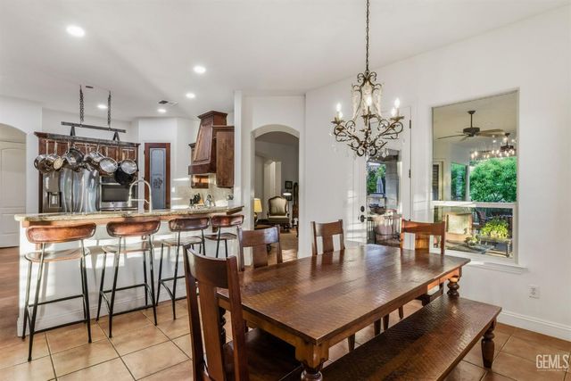 2205 Raleigh Court, Bakersfield, CA 93311