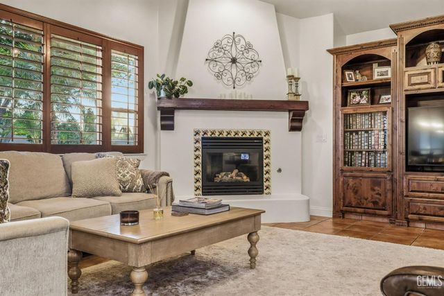 2205 Raleigh Court, Bakersfield, CA 93311