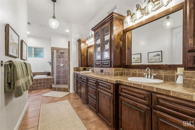 2205 Raleigh Court, Bakersfield, CA 93311