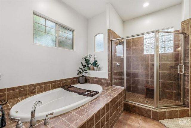 2205 Raleigh Court, Bakersfield, CA 93311