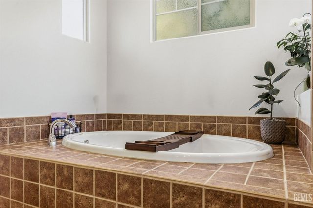 2205 Raleigh Court, Bakersfield, CA 93311