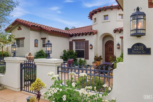 2205 Raleigh Court, Bakersfield, CA 93311