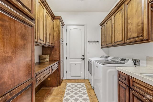 2205 Raleigh Court, Bakersfield, CA 93311