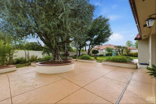 2205 Raleigh Court, Bakersfield, CA 93311