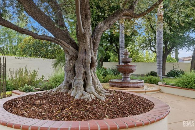 2205 Raleigh Court, Bakersfield, CA 93311