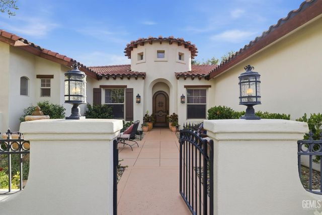 2205 Raleigh Court, Bakersfield, CA 93311