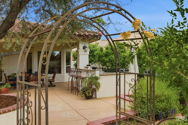 2205 Raleigh Court, Bakersfield, CA 93311