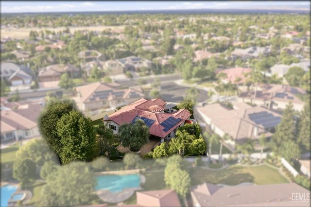 2205 Raleigh Court, Bakersfield, CA 93311