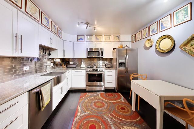 235 Ridge Road 1F, Wilmette, IL 60091