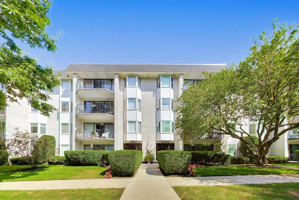235 Ridge Road 1F, Wilmette, IL 60091