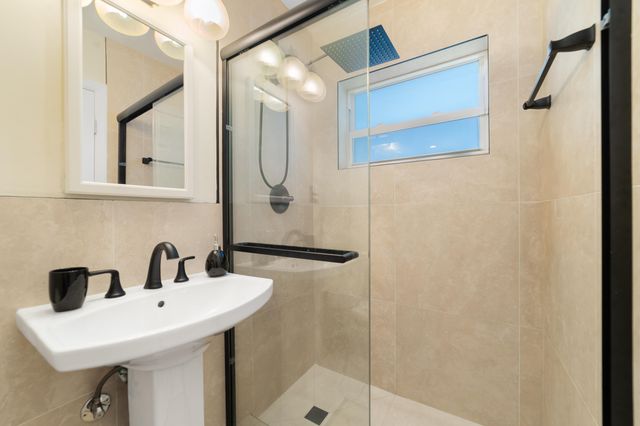 2001 NE 30th Street, Fort Lauderdale, FL 33306