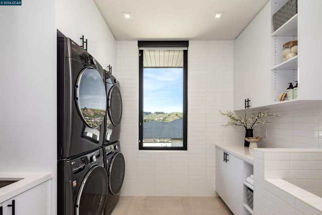 83 Dairy Creek Ln, Orinda, CA 94563