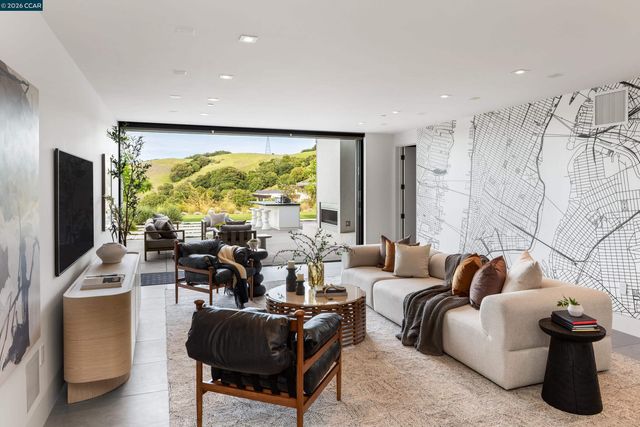 83 Dairy Creek Ln, Orinda, CA 94563