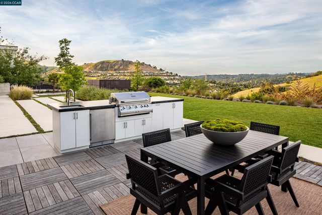 83 Dairy Creek Ln, Orinda, CA 94563