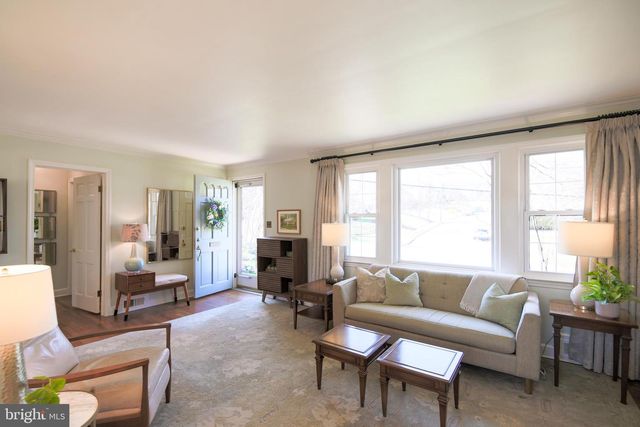 512 CRESTWOOD DR, Alexandria, VA 22302