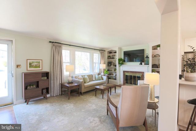 512 CRESTWOOD DR, Alexandria, VA 22302