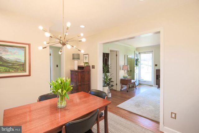 512 CRESTWOOD DR, Alexandria, VA 22302