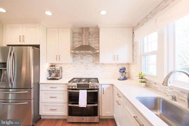 512 CRESTWOOD DR, Alexandria, VA 22302