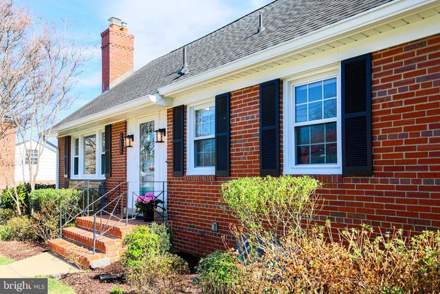 512 CRESTWOOD DR, Alexandria, VA 22302