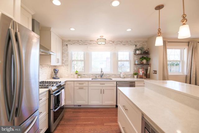 512 CRESTWOOD DR, Alexandria, VA 22302